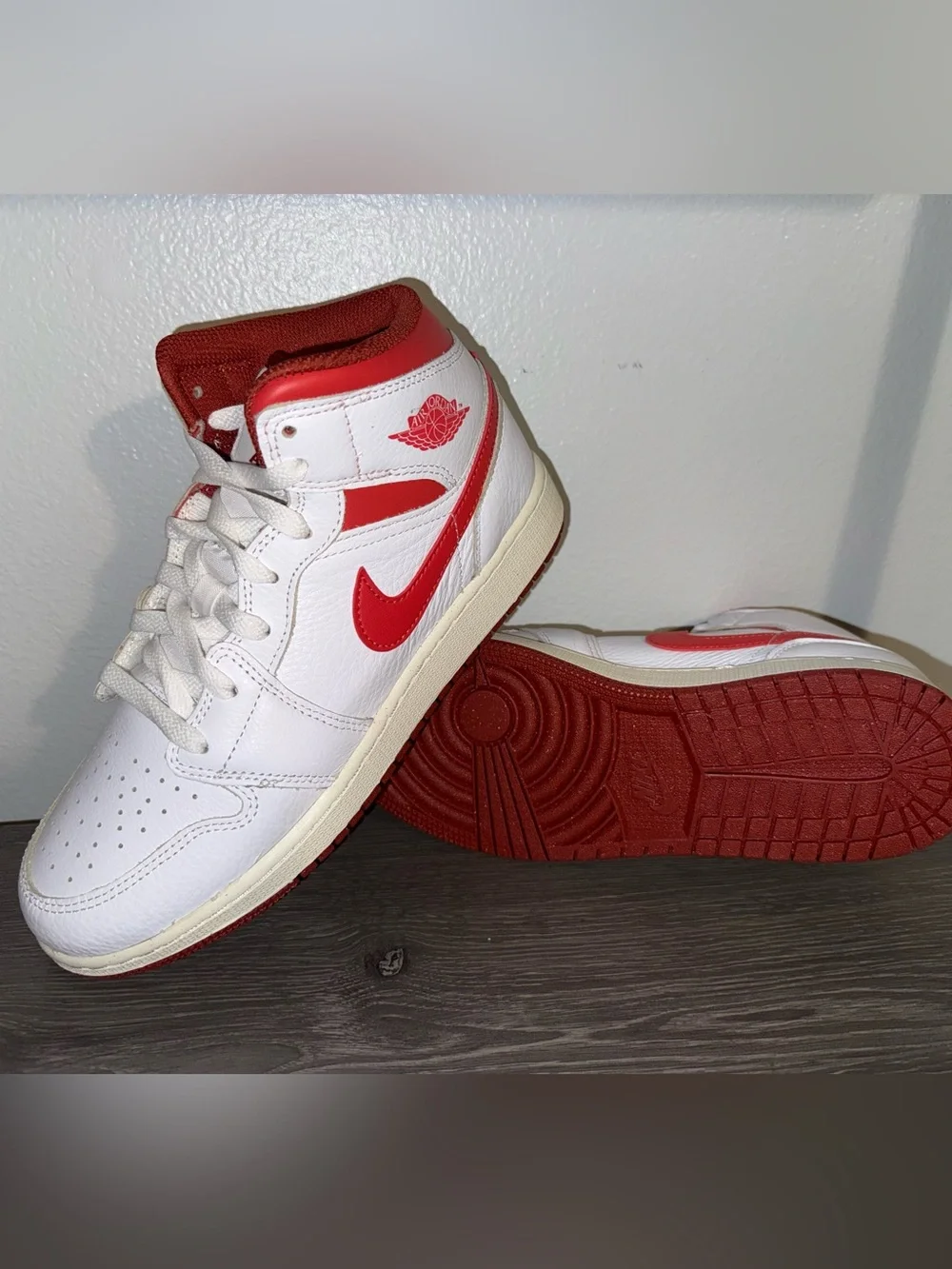 Air Jordan 1 Mid SE Kids White/Red Sneakers Size 6Y New In Box Back To School